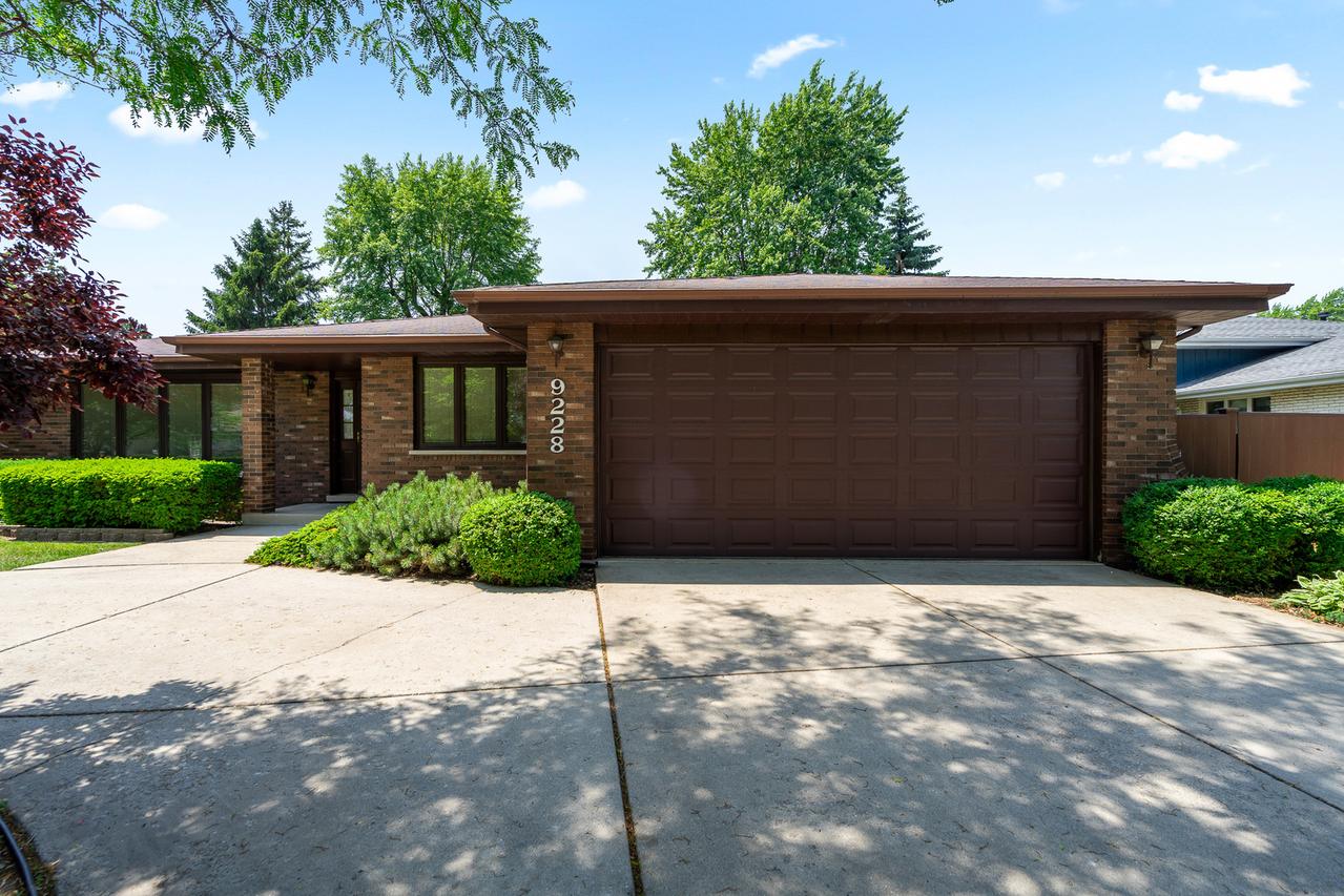 9228 Ridgeland Ave., Oak Lawn, IL 60453