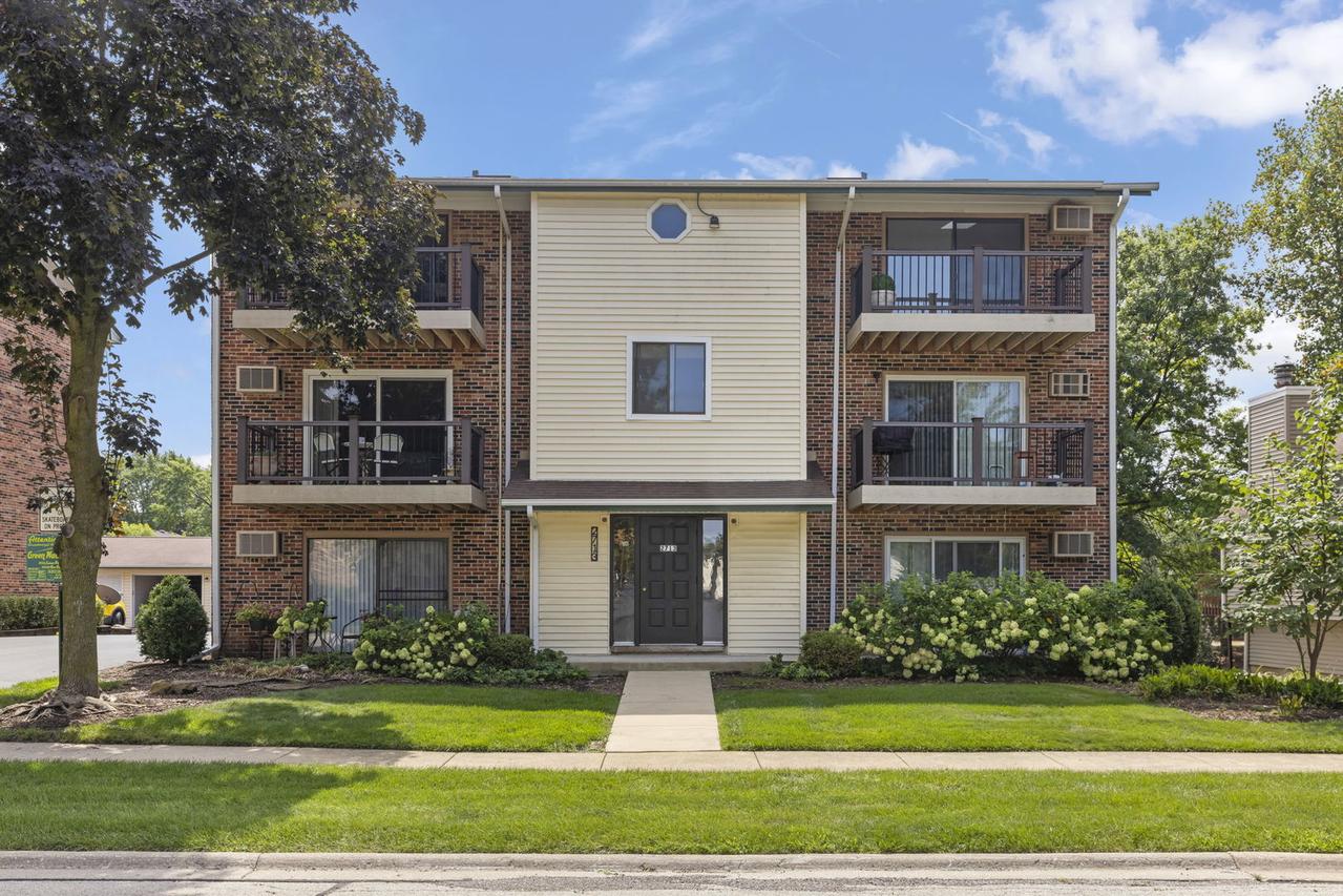 2713 Northcreek Dr. #2206, Woodridge, IL 60517
