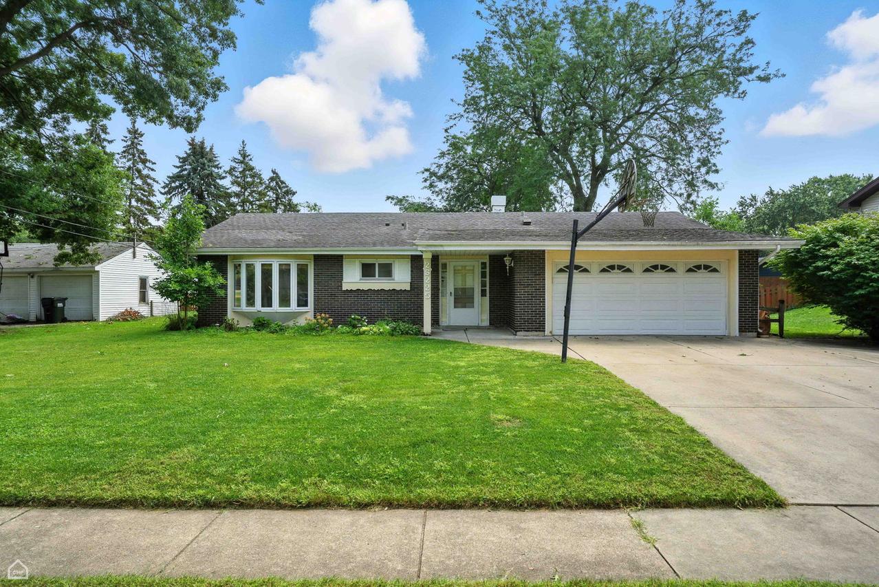 2S225 Lawler Ln., Lombard, IL 60148