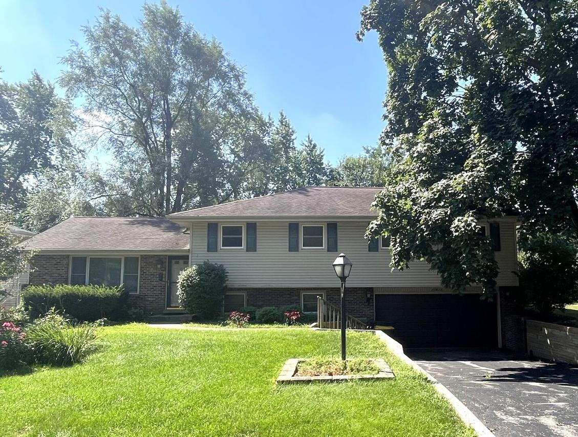 29w239 Ray Ave., West Chicago, IL 60185