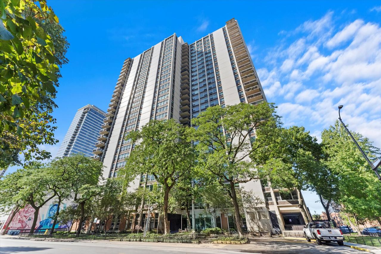 1255 N Sandburg Ter. #1706, Chicago, IL 60610