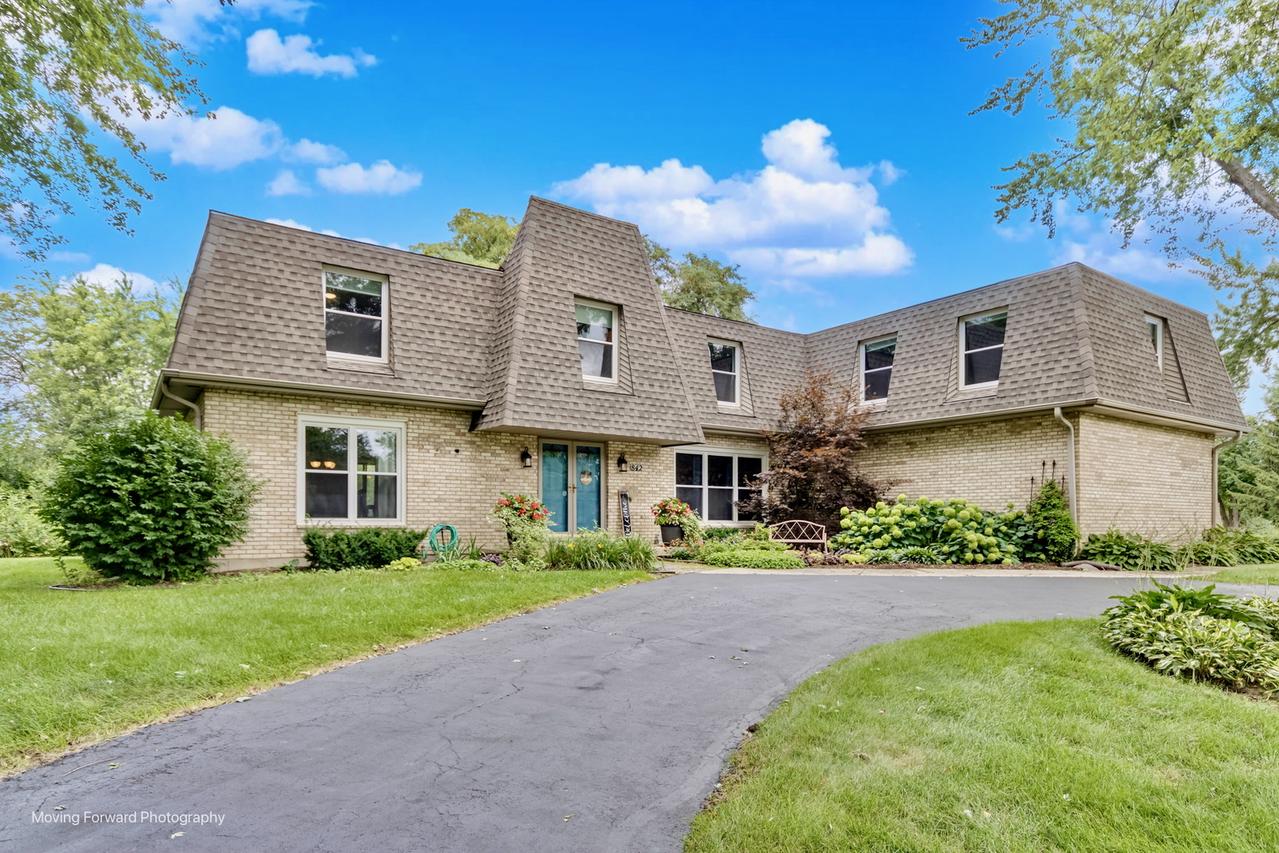 842 Winmoor Dr., Sleepy Hollow, IL 60118