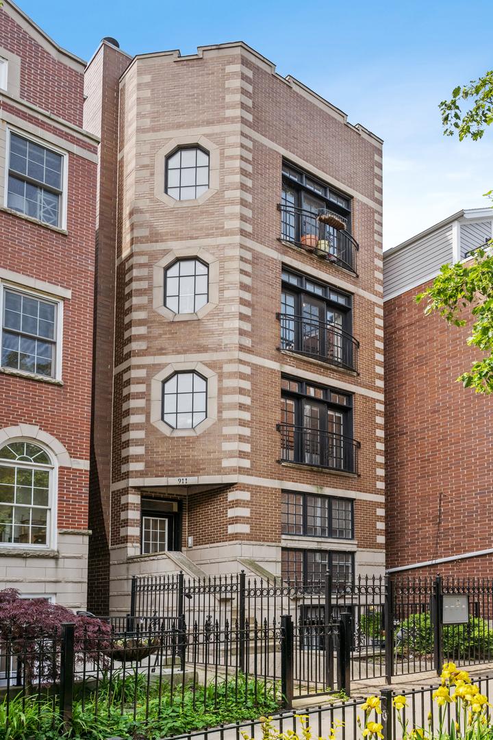 911 W Roscoe St. #1, Chicago, IL 60657