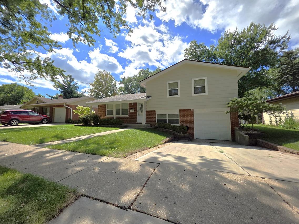 1366 Algonquin Dr., Elgin, IL 60120