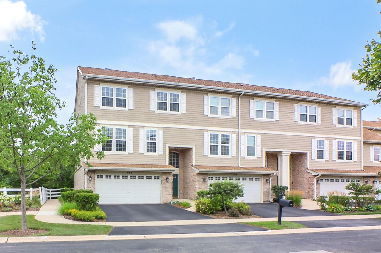 640 Belmont Ln., Carol Stream, IL 60188