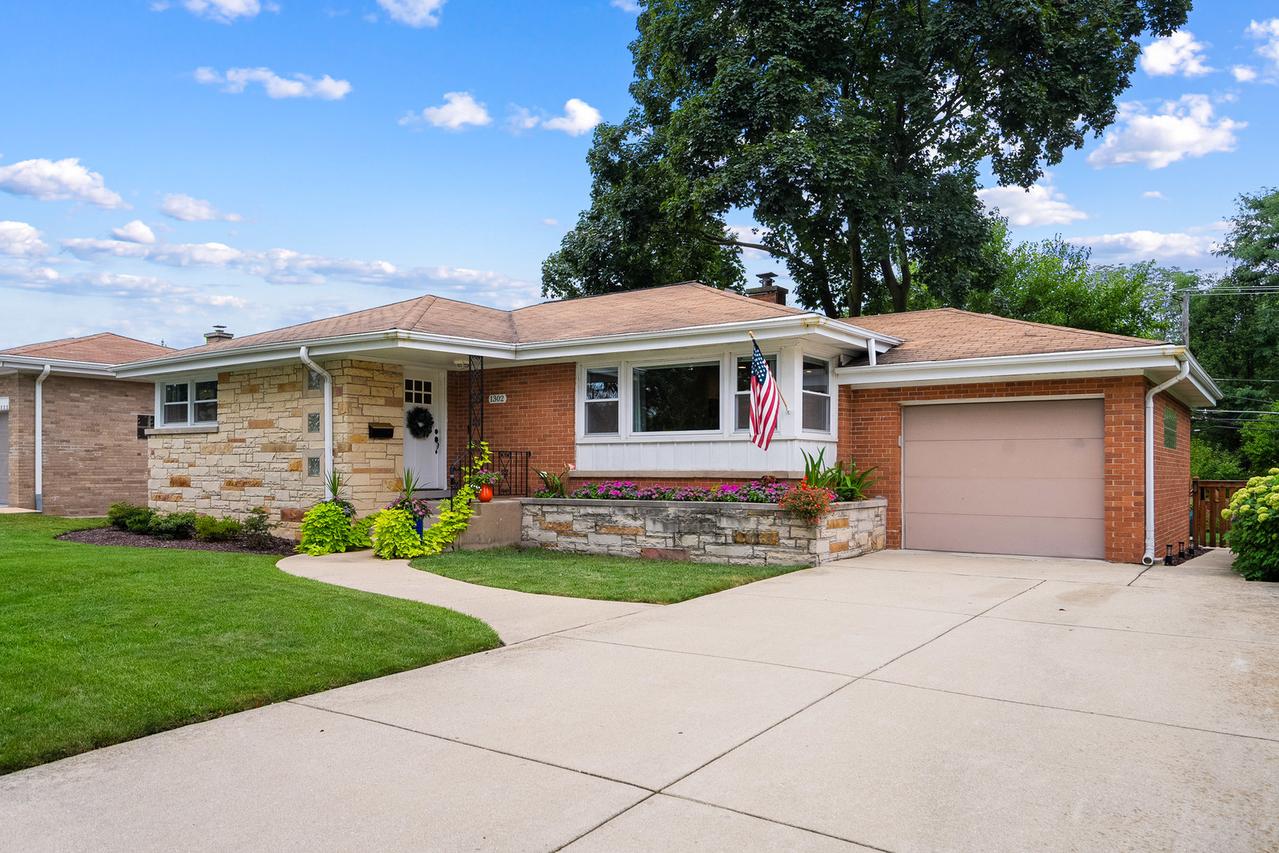 1302 W Campbell St., Arlington Heights, IL 60005