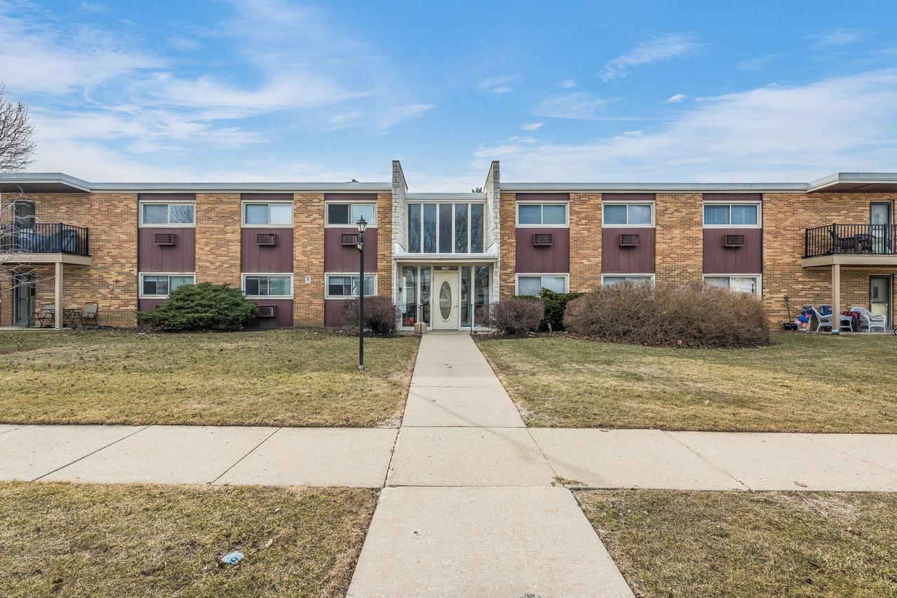 120A Collen Dr. #202, Lombard, IL 60148