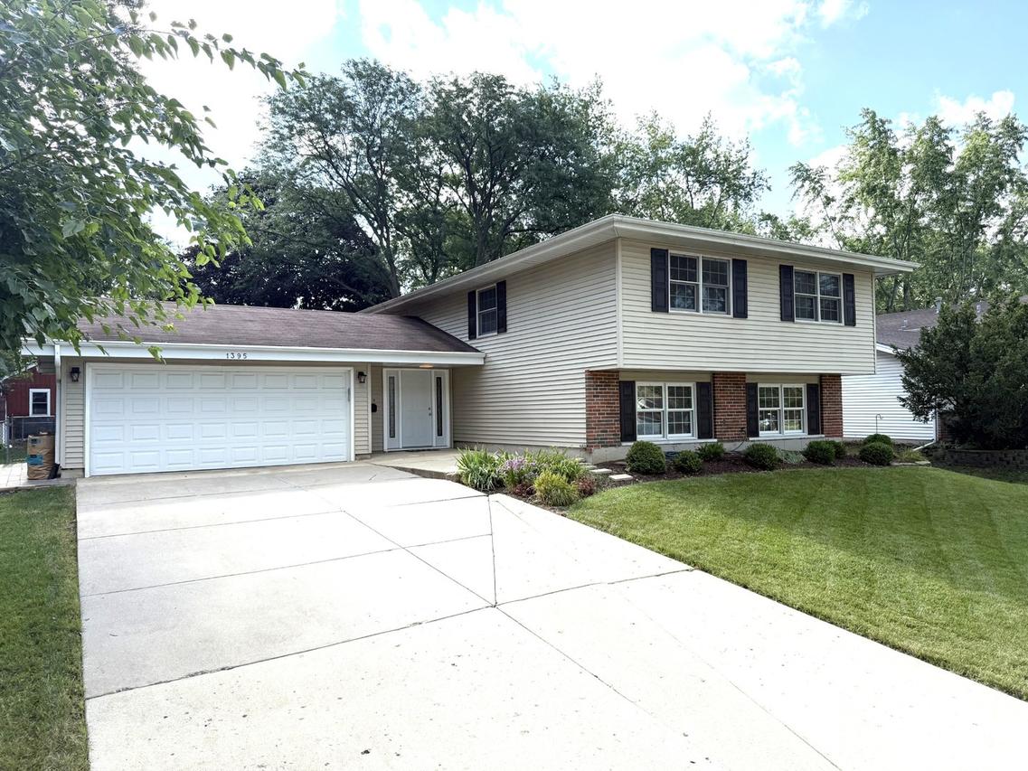 1395 Kingsdale Rd., Hoffman Estates, IL 60169