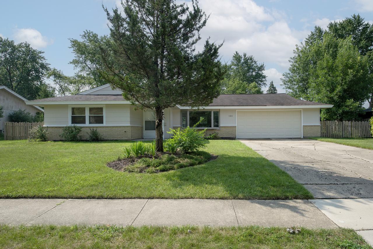 1313 Hartmann Dr., Schaumburg, IL 60193