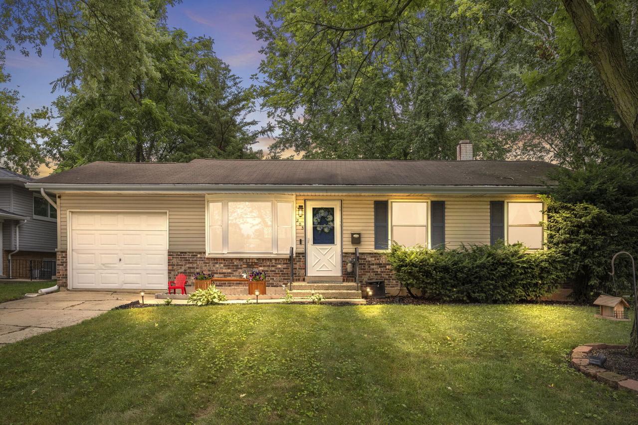 203 Lilac Ln., North Aurora, IL 60542