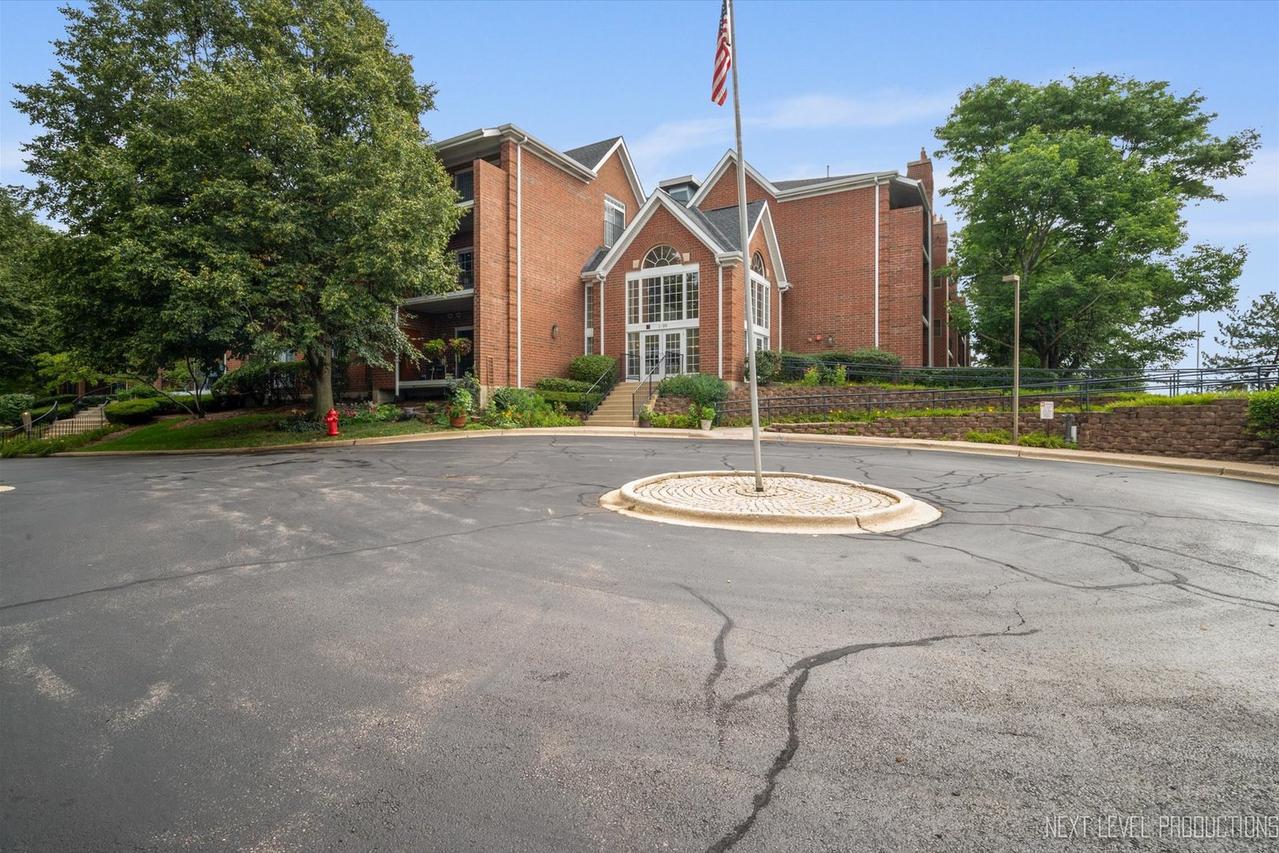 29 Hunt Club Dr., St. Charles, IL 60174