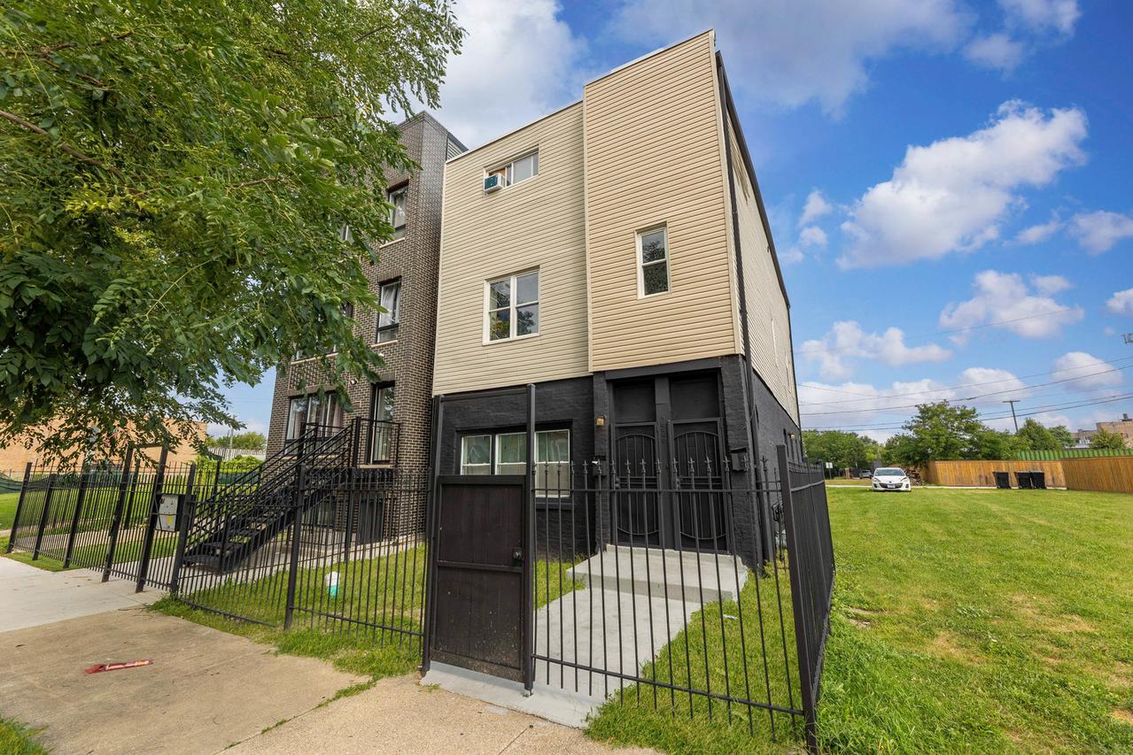 2526 W Monroe St., Chicago, IL 60612