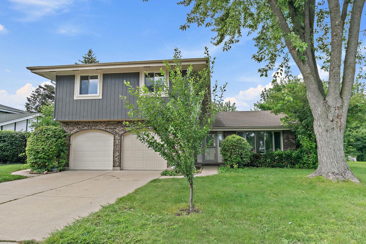 1126 Tiverton Ct., Schaumburg, IL 60193