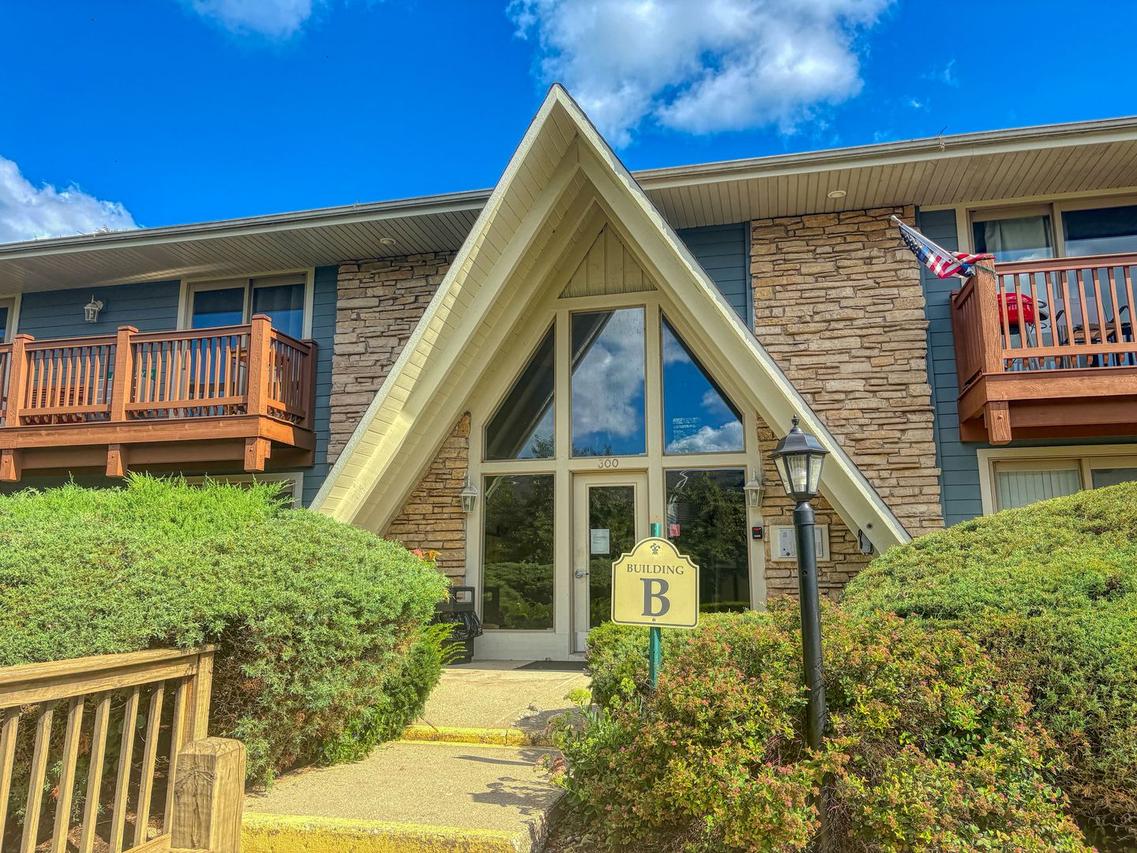 300 Opatrny Dr. #122, Fox River Grove, IL 60021