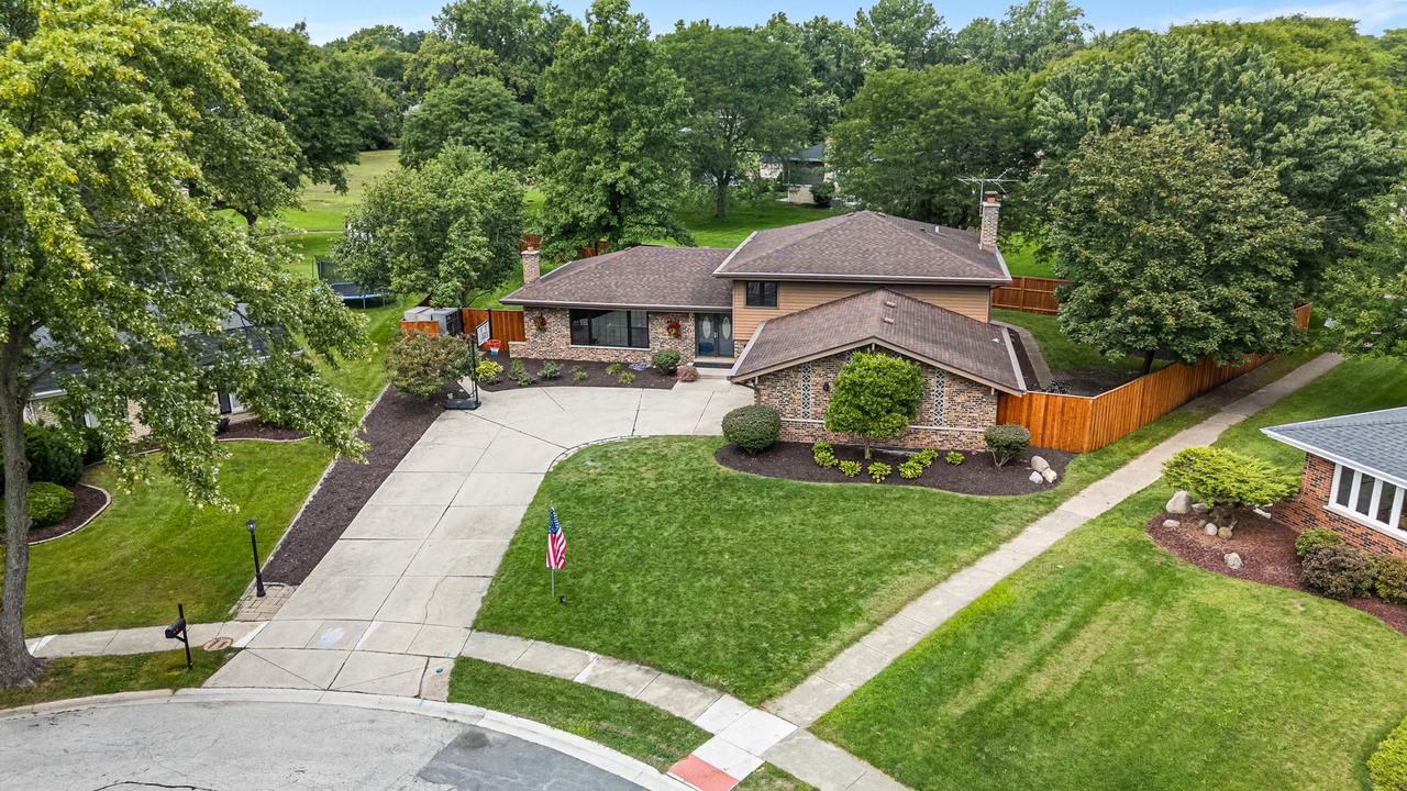 8020 Arrow Ln., Darien, IL 60561
