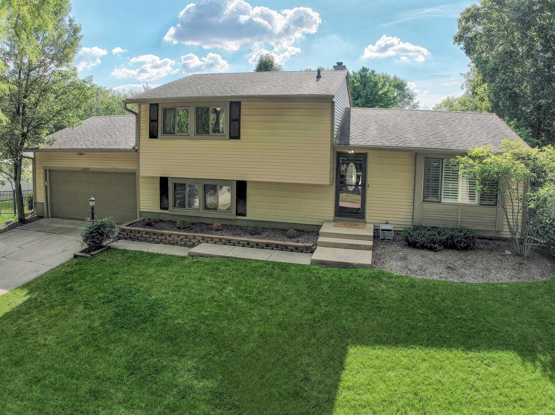 1609 Forrest Blvd., St. Charles, IL 60174