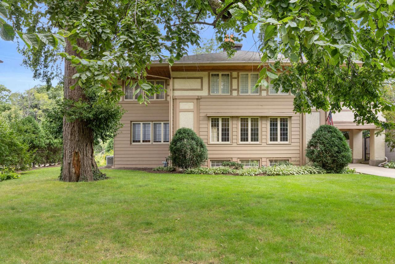 260 Maplewood Rd., Riverside, IL 60546