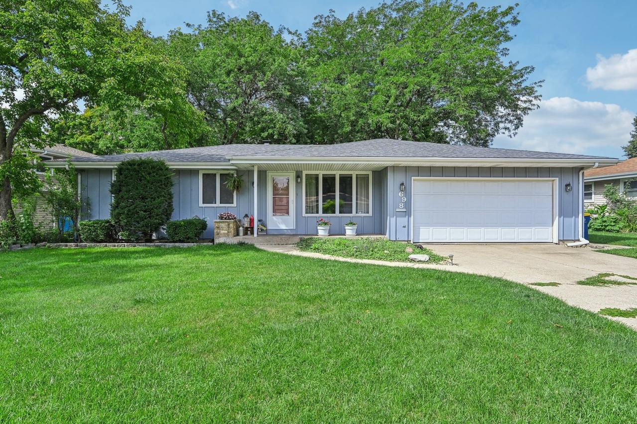 698 Hiawatha Dr., Elgin, IL 60120