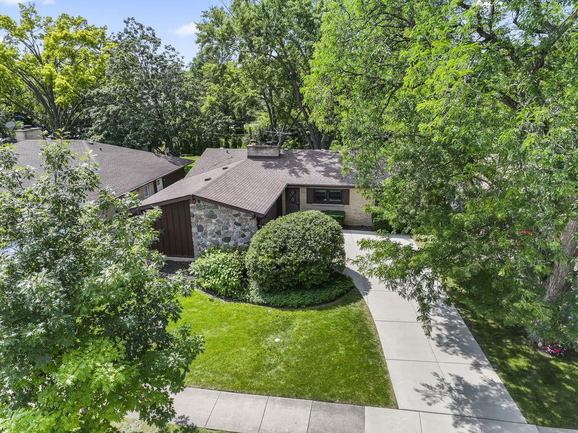 407 E Berkshire Ln., Mount Prospect, IL 60056