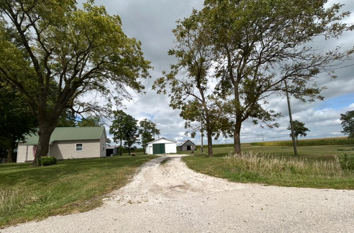 2943 E 2500 North Rd., Armstrong, IL 61812