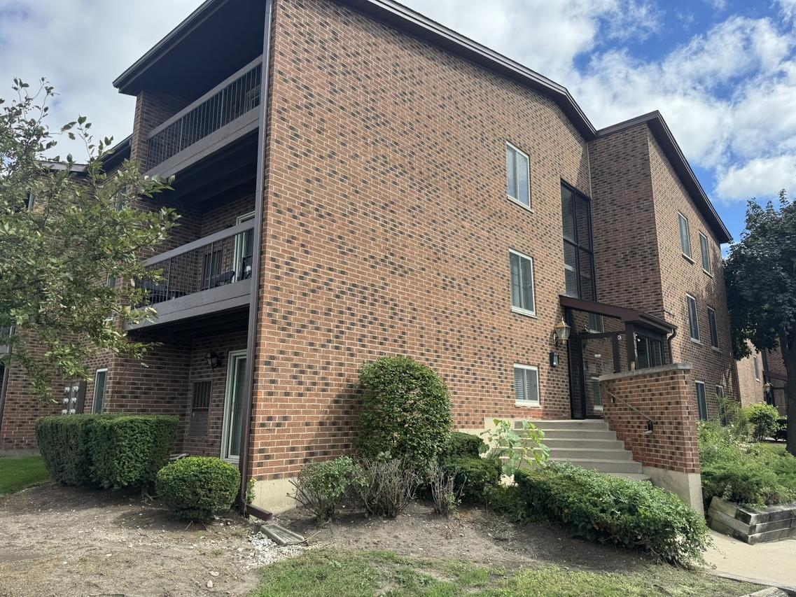 900 Perrie Dr. #104, Elk Grove Village, IL 60007