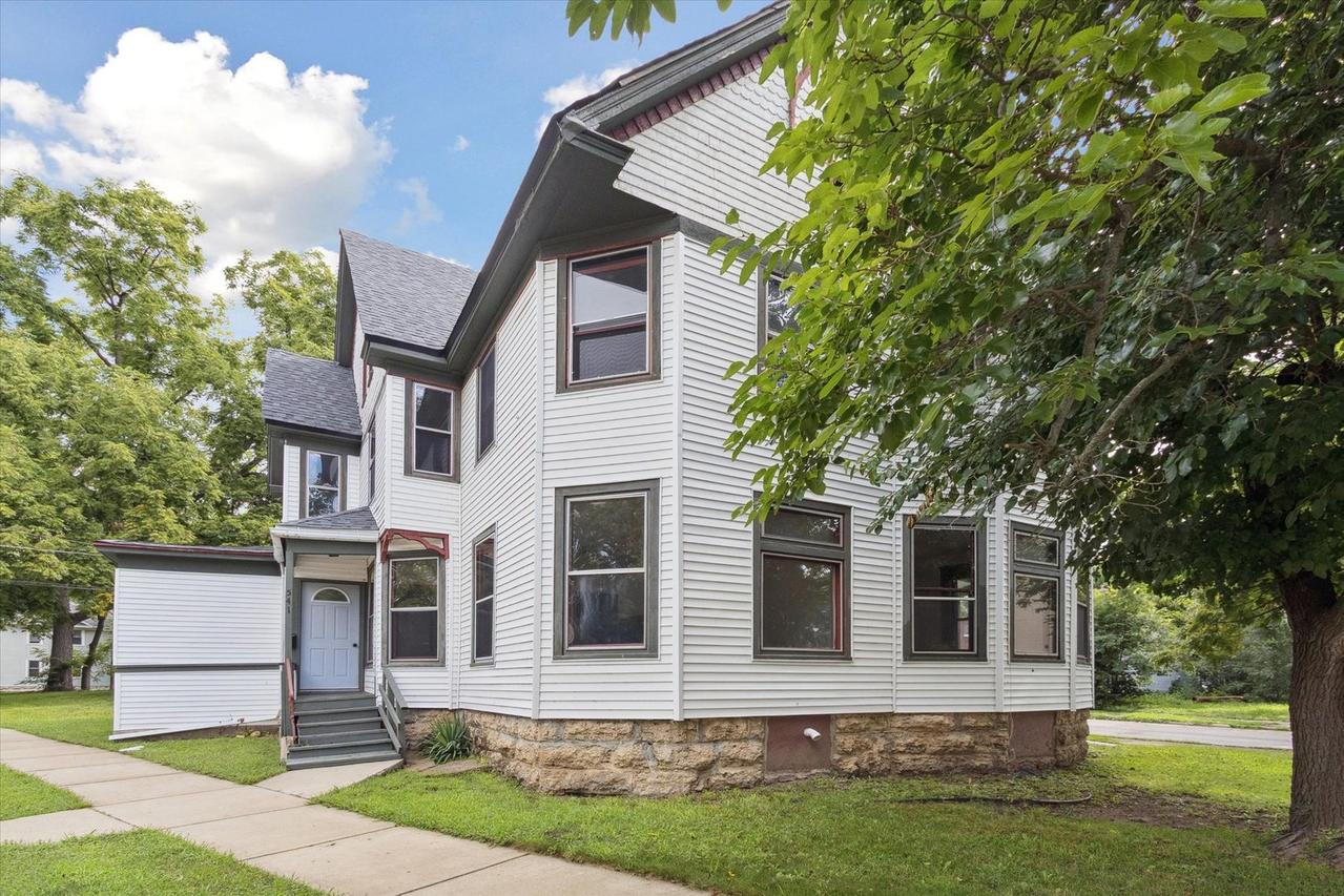 541 Woodlawn Ave., Rockford, IL 61103