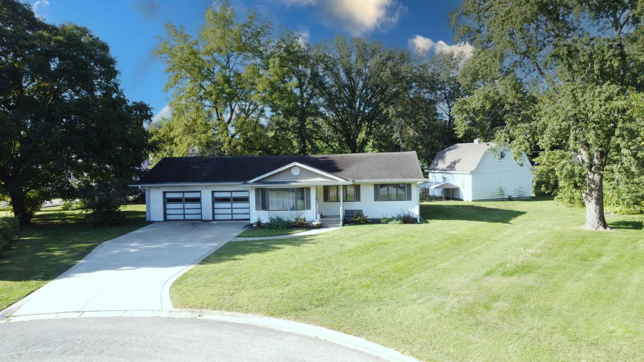 911 E Locust St., Watseka, IL 60970