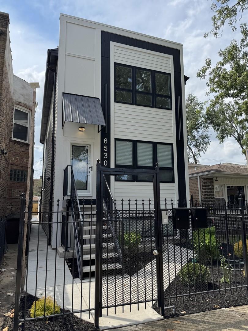 6530 S Champlain Ave., Chicago, IL 60637