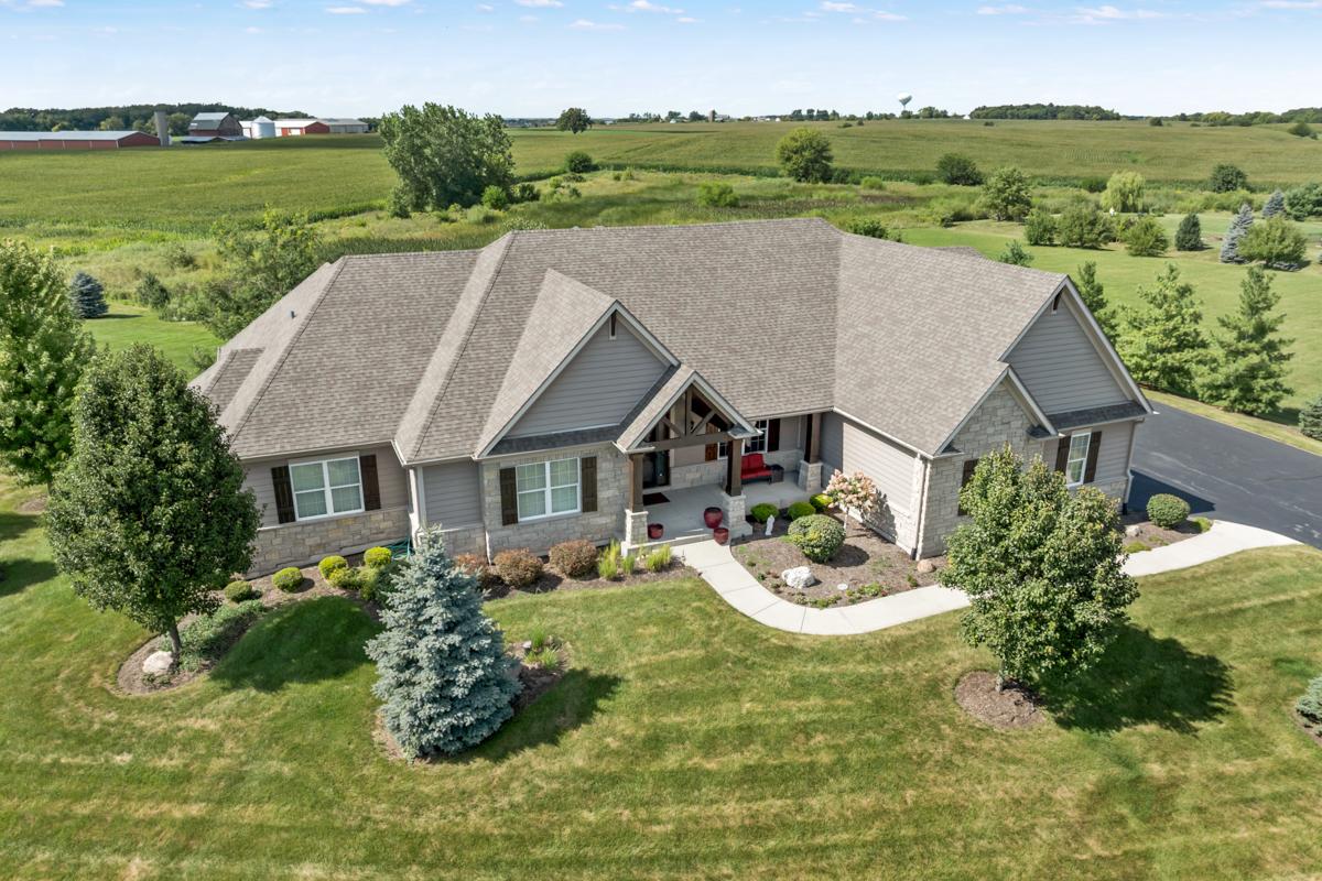 45W210 Timberview Ln., Hampshire, IL 60140