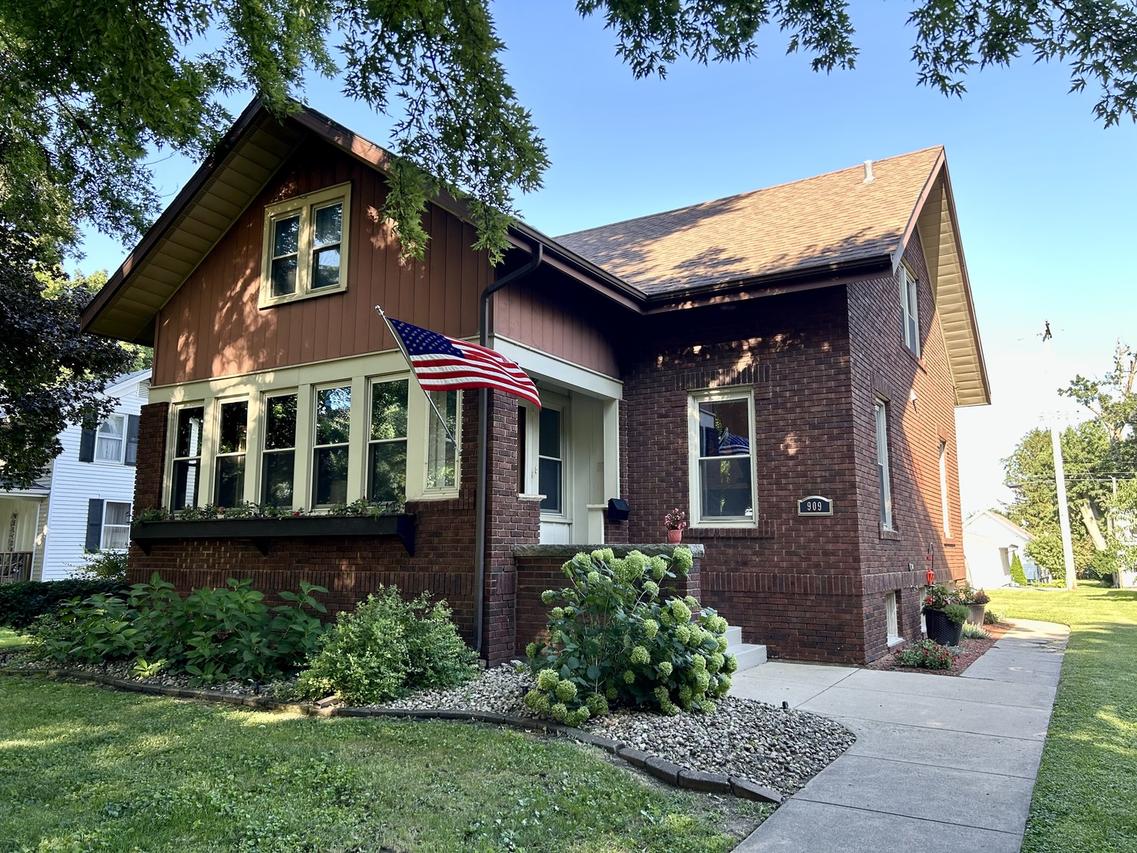 909 4th Ave., Mendota, IL 61342