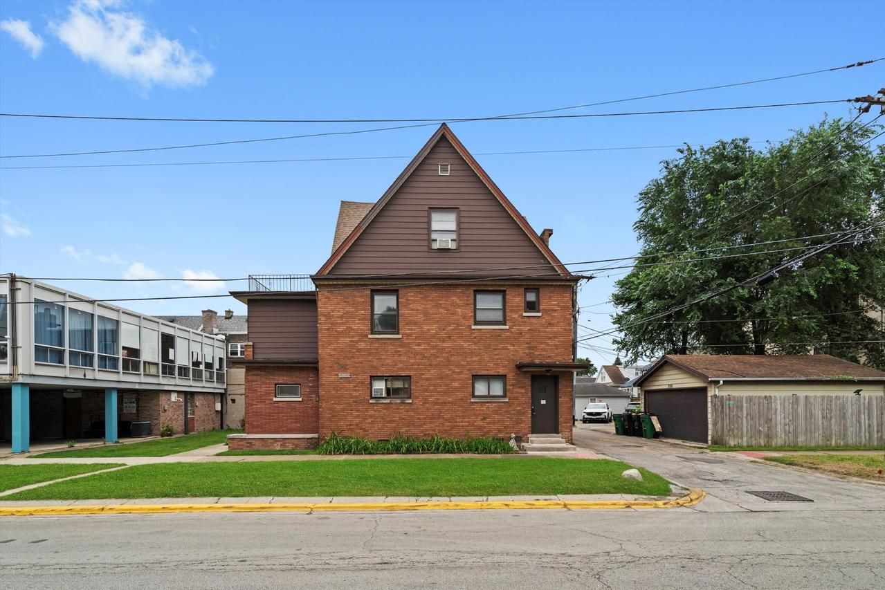 6810 31st St., Berwyn, IL 60402