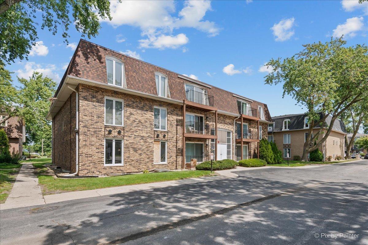 5700 Circle Dr. #101, Oak Lawn, IL 60453