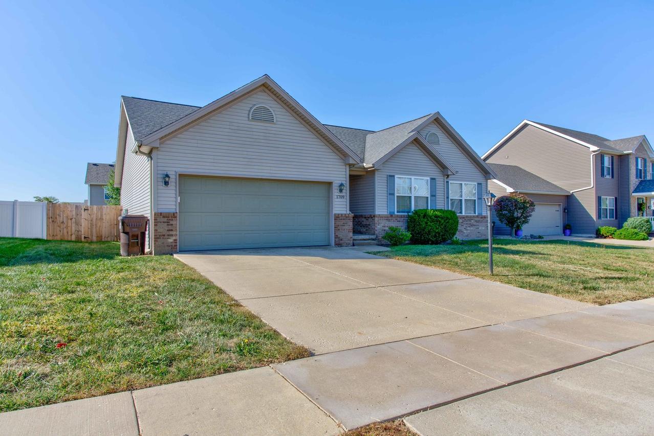 1709 Hunters Ridge Ct., Mahomet, IL 61853