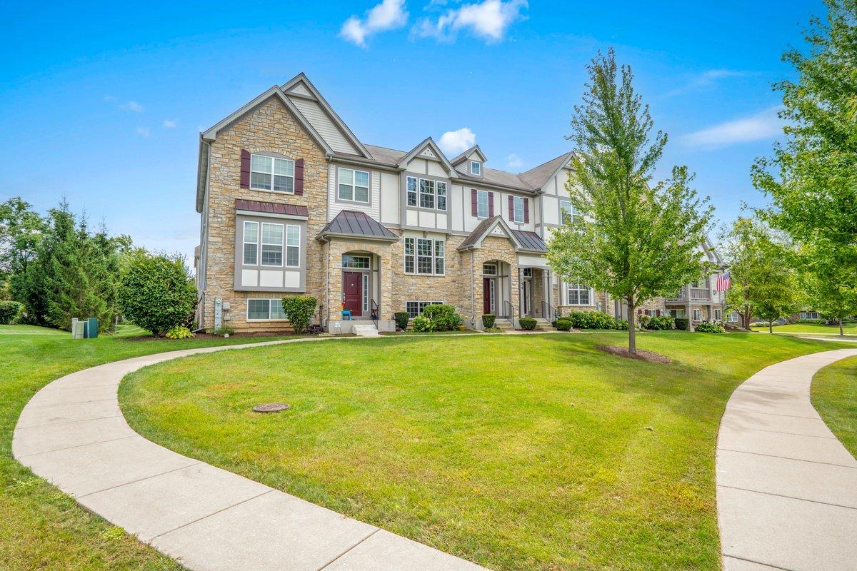 156 Sype Dr., Carol Stream, IL 60188