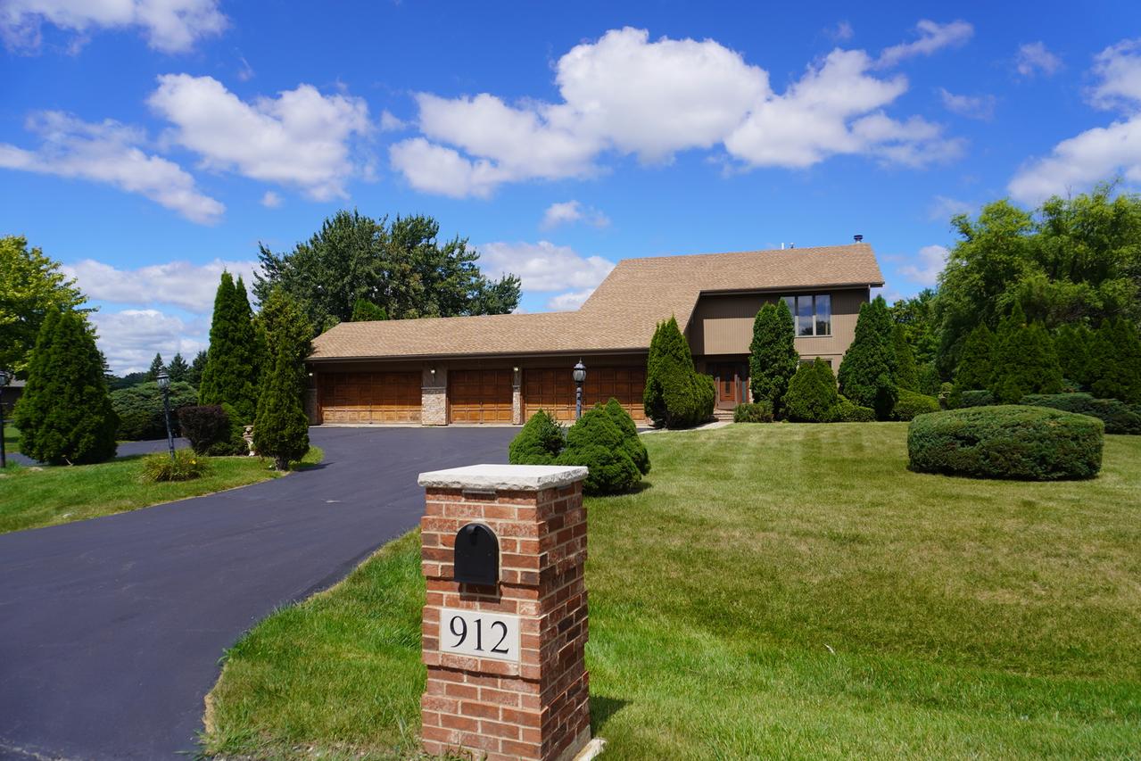 912 Apache Tr., Lake Villa, IL 60046
