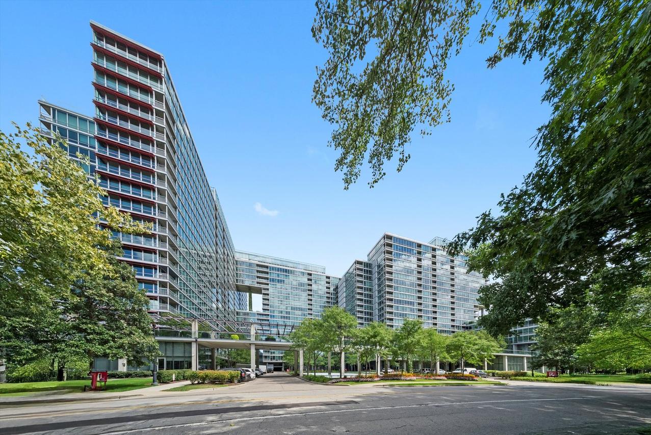 9725 Woods Dr. #309, Skokie, IL 60077