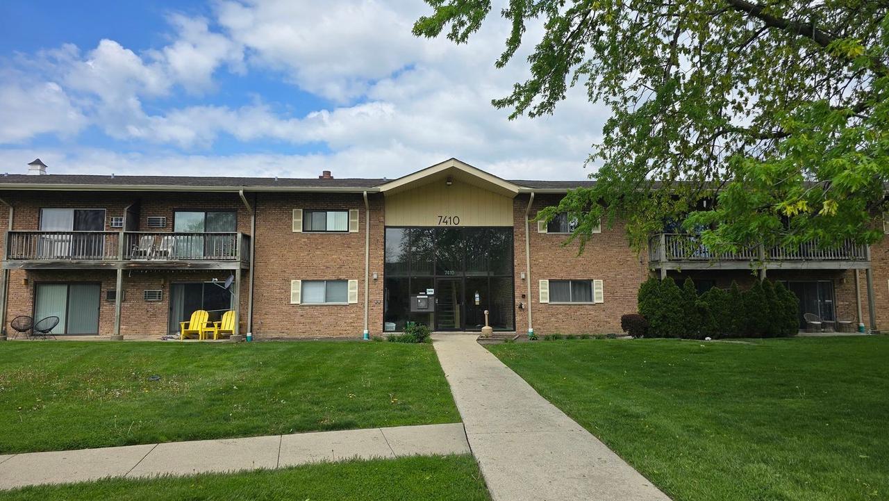7410 Brookdale Dr. #4-207, Darien, IL 60561