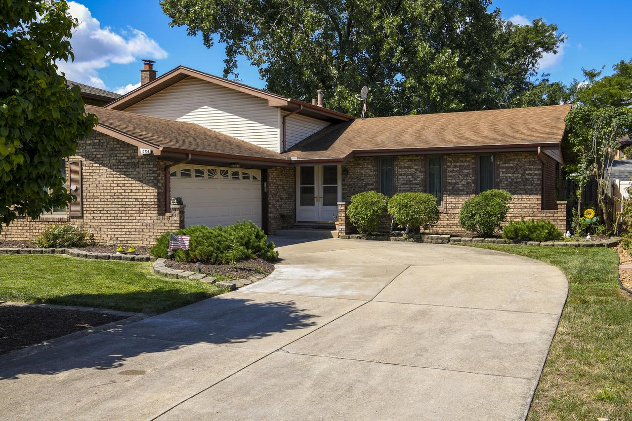 15754 Arroyo Dr., Oak Forest, IL 60452