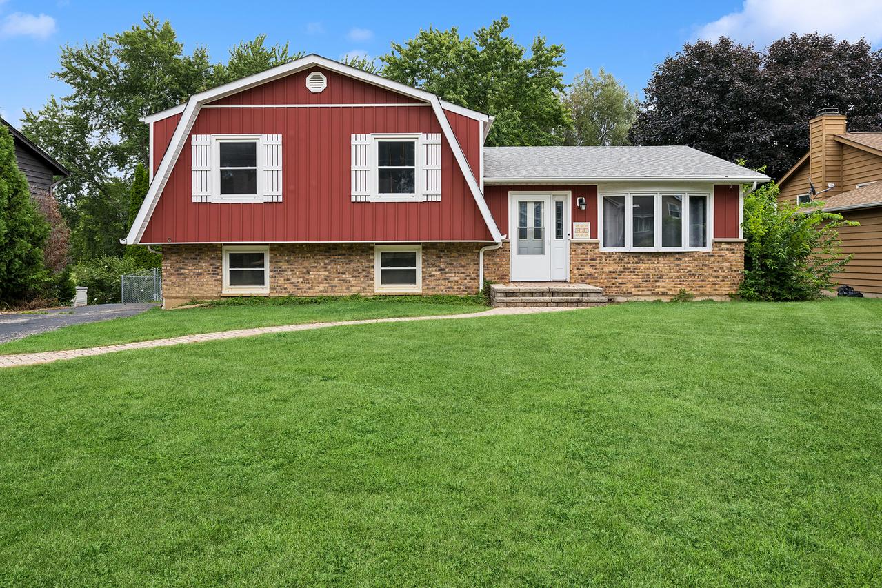 305 Hazelwood Dr., Lindenhurst, IL 60046