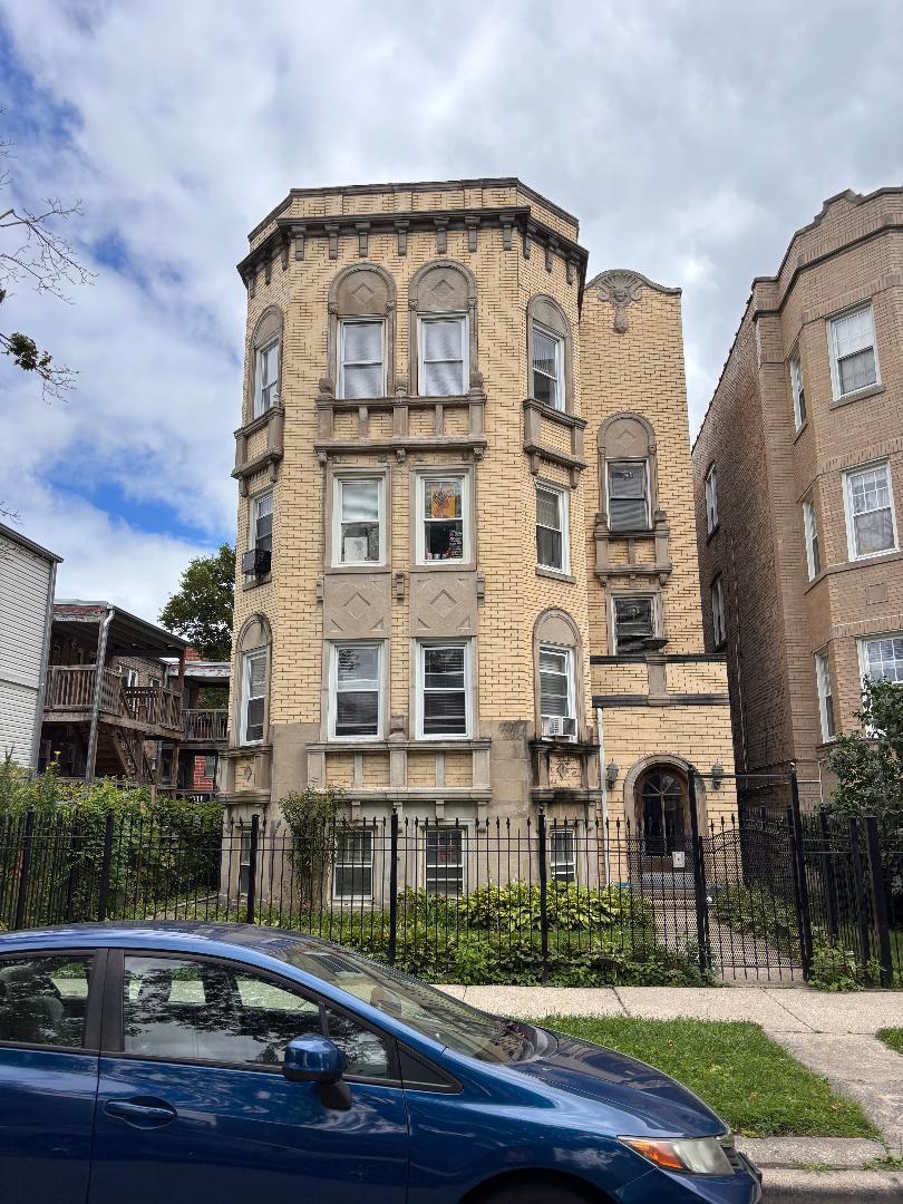 6151 N Mozart St., Chicago, IL 60659