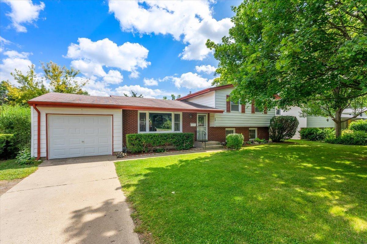 229 Evergreen Pkwy., Crystal Lake, IL 60014