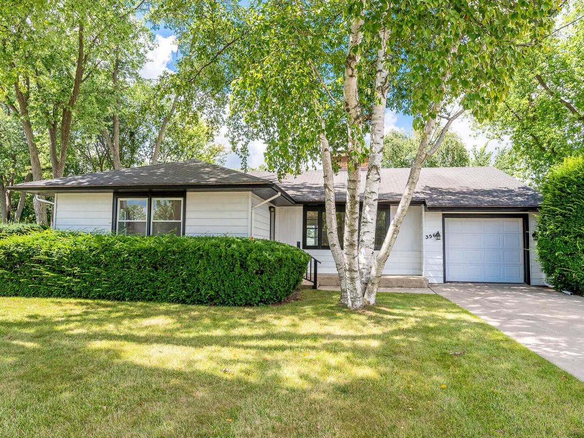 356 N Oplaine Rd., Gurnee, IL 60031