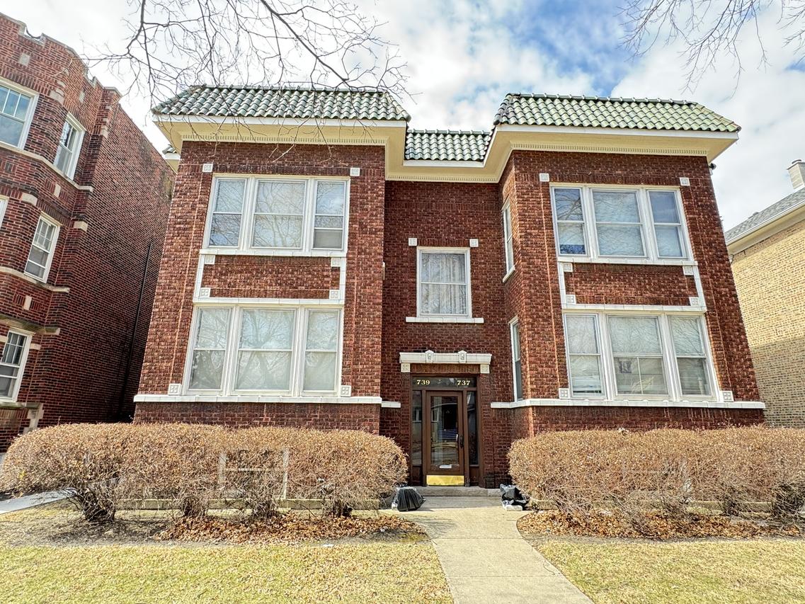 737 Clarence Ave., Oak Park, IL 60304