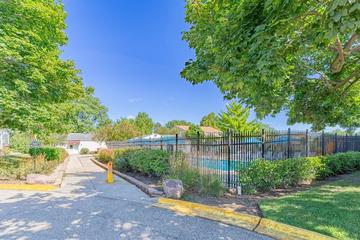 1965 N Jamestown Dr., Palatine, IL 60074