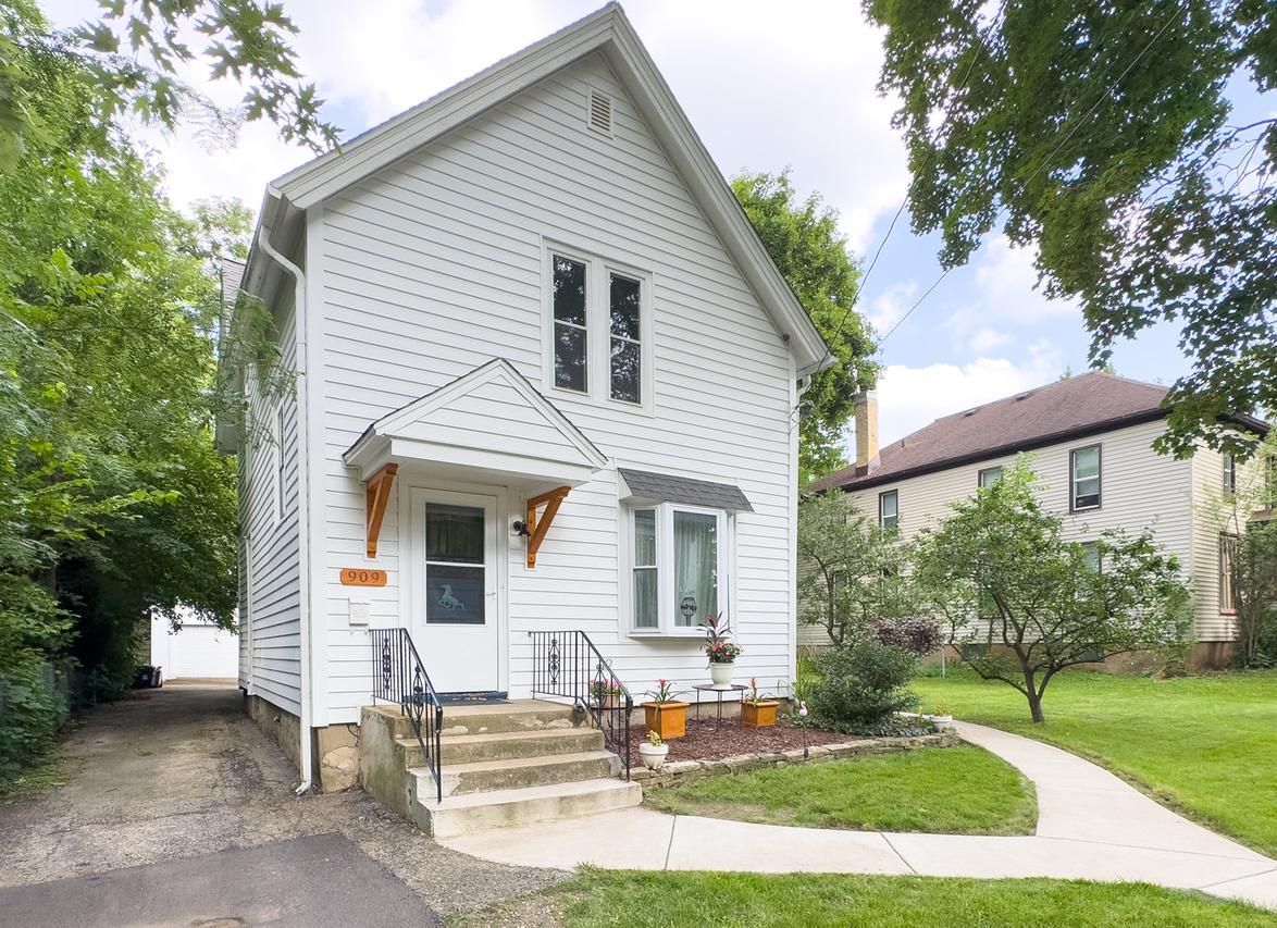 909 Bellevue Ave., Elgin, IL 60120
