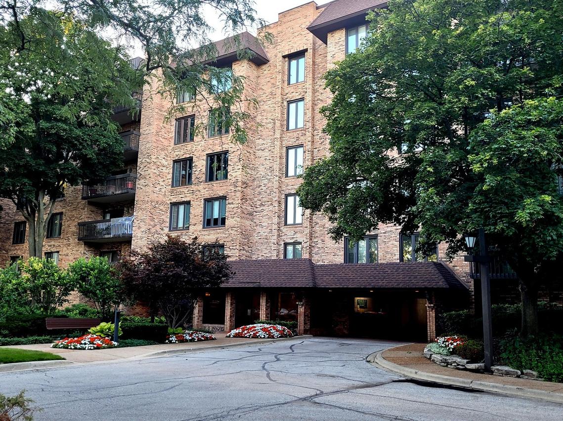 3810 Mission Hills Dr. #202, Northbrook, IL 60062