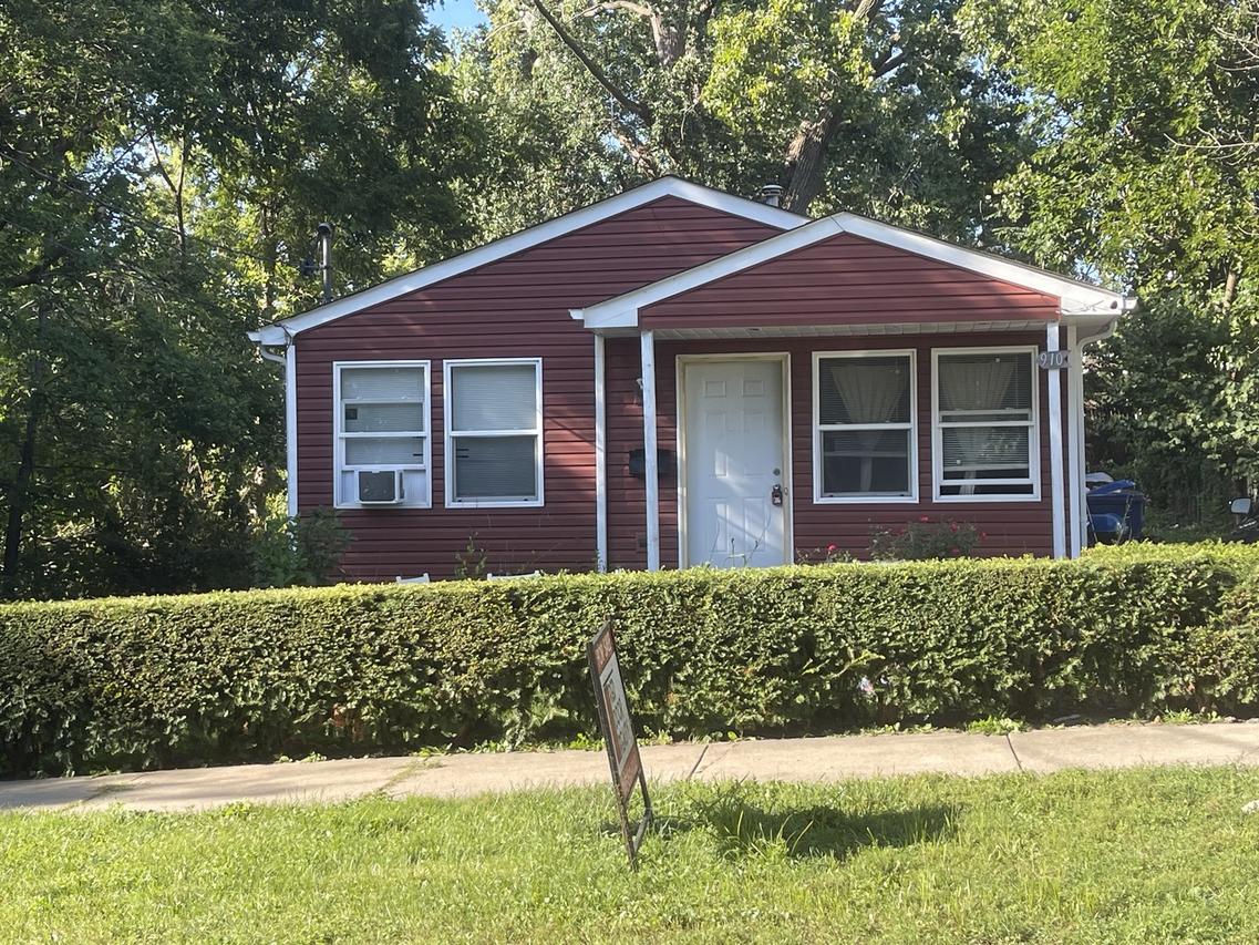 910 Cummings Ave., Waukegan, IL 60085