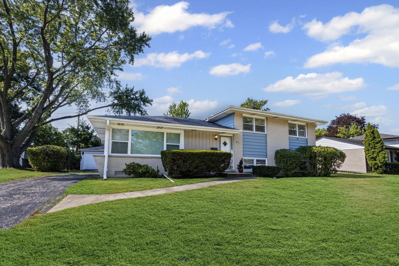 2751 Pauline Ave., Glenview, IL 60025