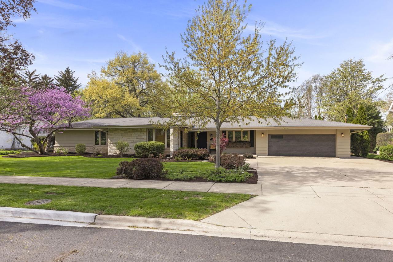 606 Lakeview Ter., Glen Ellyn, IL 60137