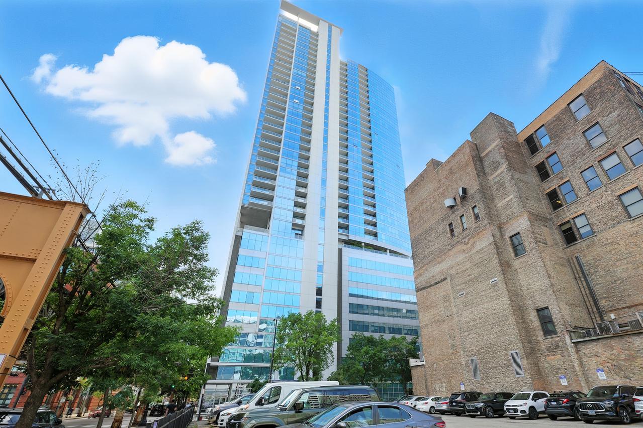 303 W Ohio St. #3305, Chicago, IL 60610